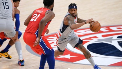  恩比德内线制霸全场，76人主场大胜热火终结对手连胜  