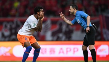  VAR争议判罚引发主帅集体炮轰  